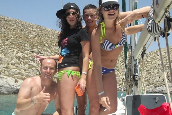 Catamaran cruise in Mykonos with Meal, Drinks & Transport - Food and drinks: what the “all-inclusive” actually means here