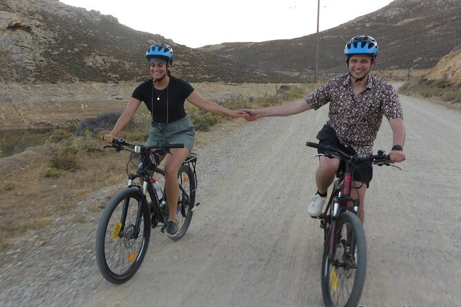 Romantic Cycling Tour with Private Picnic at the beach - Night cycling back: calm roads, lights on, and a serene finish